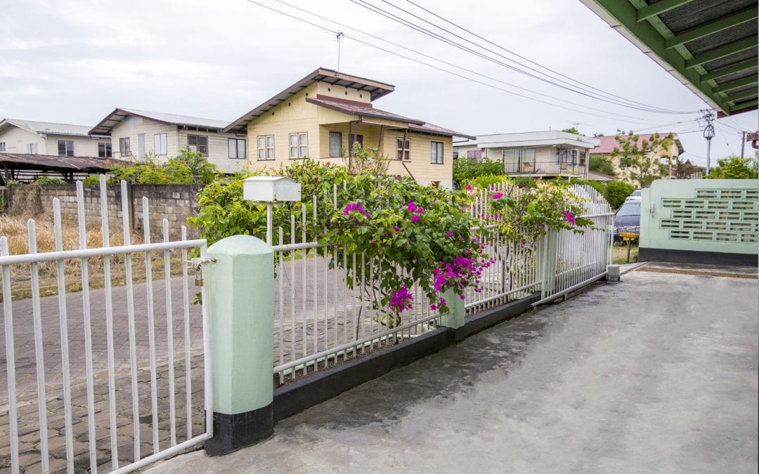 Vakantiehuis Suriname Straat zicht